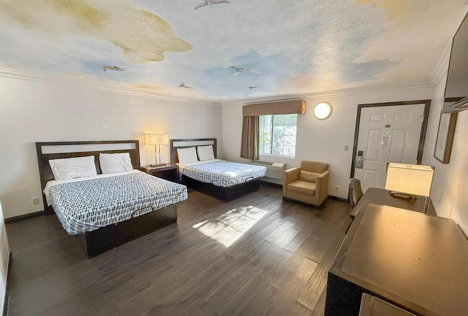 Super 7 Motel - Anaheim Packing District & Disneyland