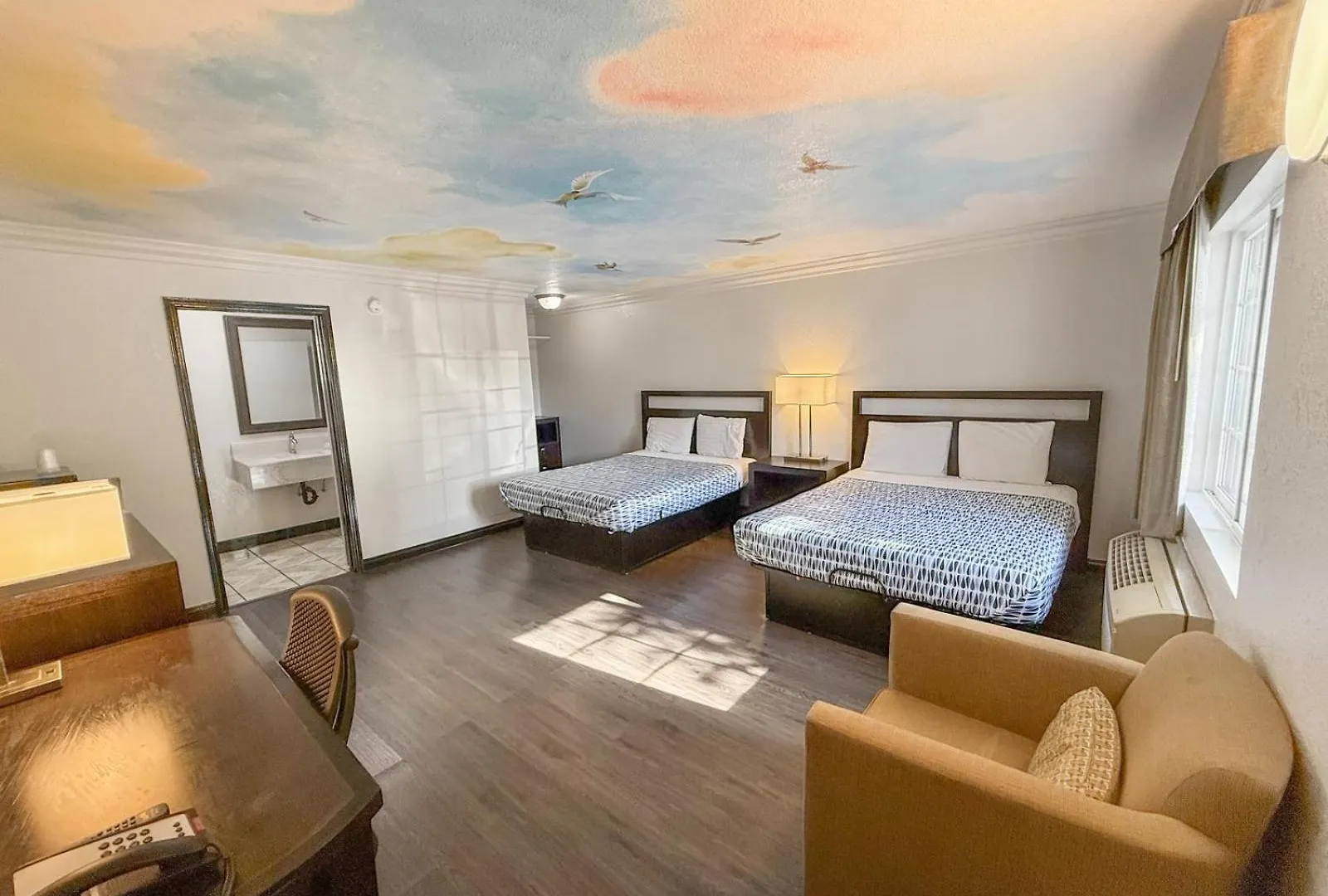 Super 7 Motel - Anaheim Packing District & Disneyland